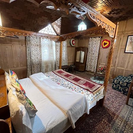 Young Shahzada Group Of Houseboats Srinagar  Exterior photo