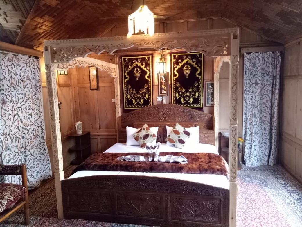 Young Shahzada Group Of Houseboats Srinagar  Exterior photo