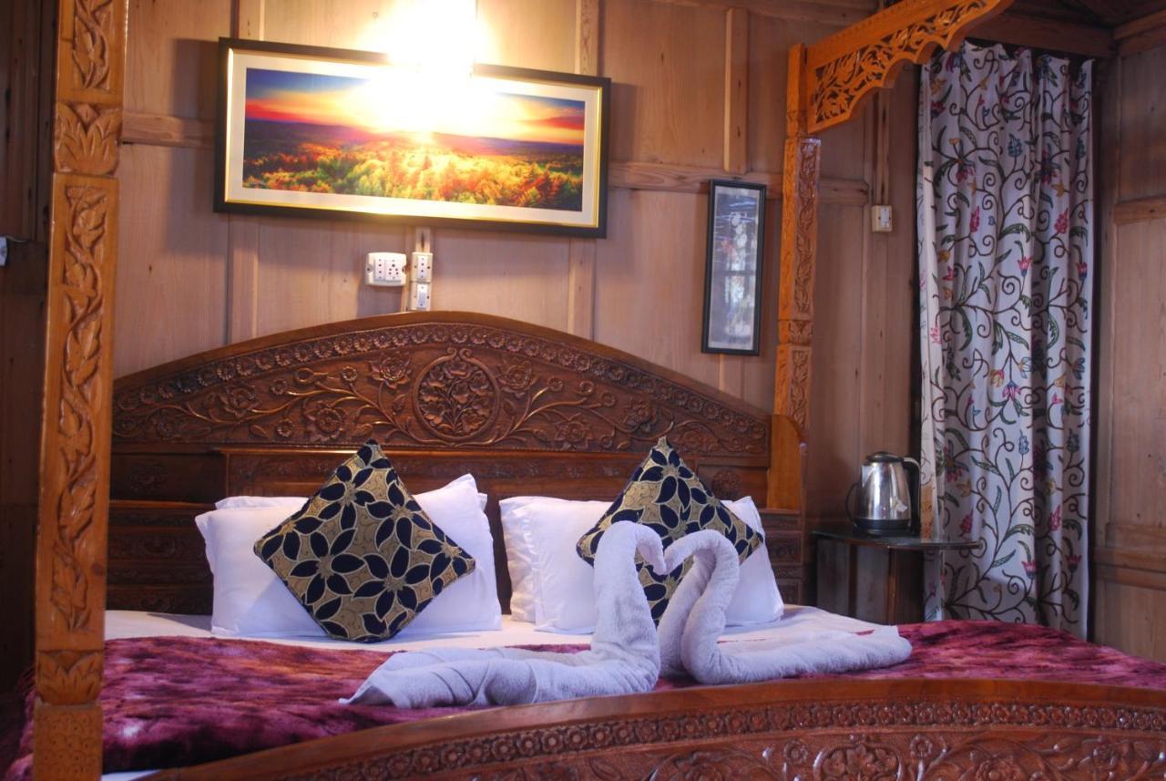 Young Shahzada Group Of Houseboats Srinagar  Exterior photo