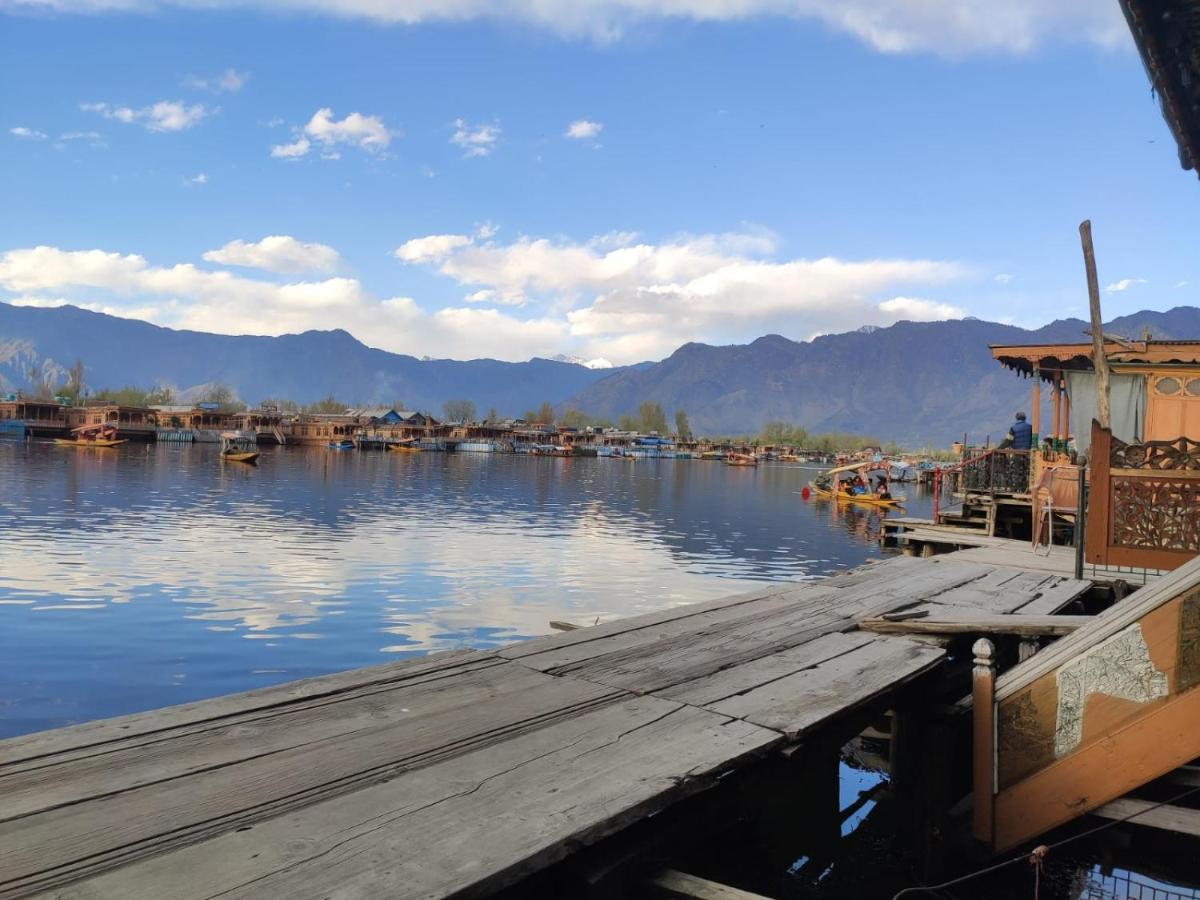 Young Shahzada Group Of Houseboats Srinagar  Exterior photo