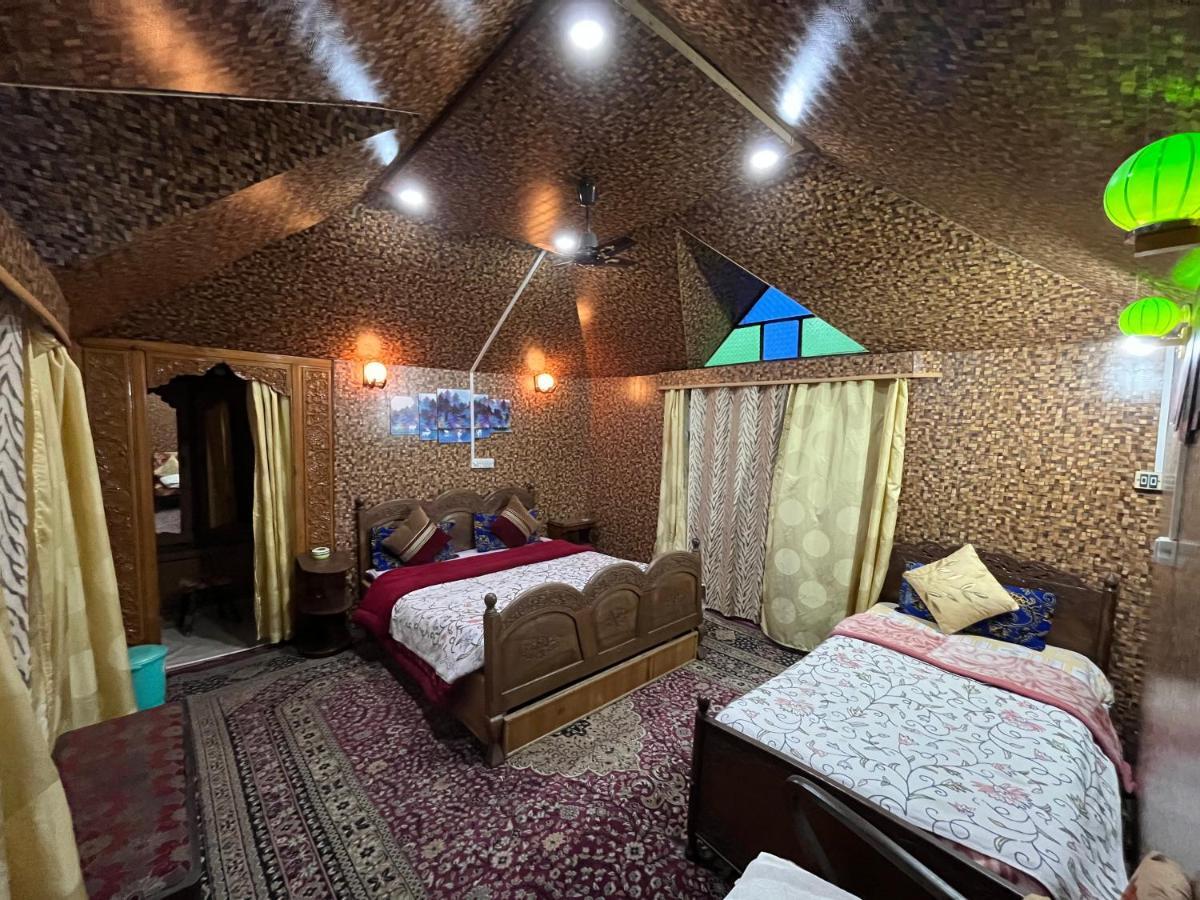Young Shahzada Group Of Houseboats Srinagar  Exterior photo