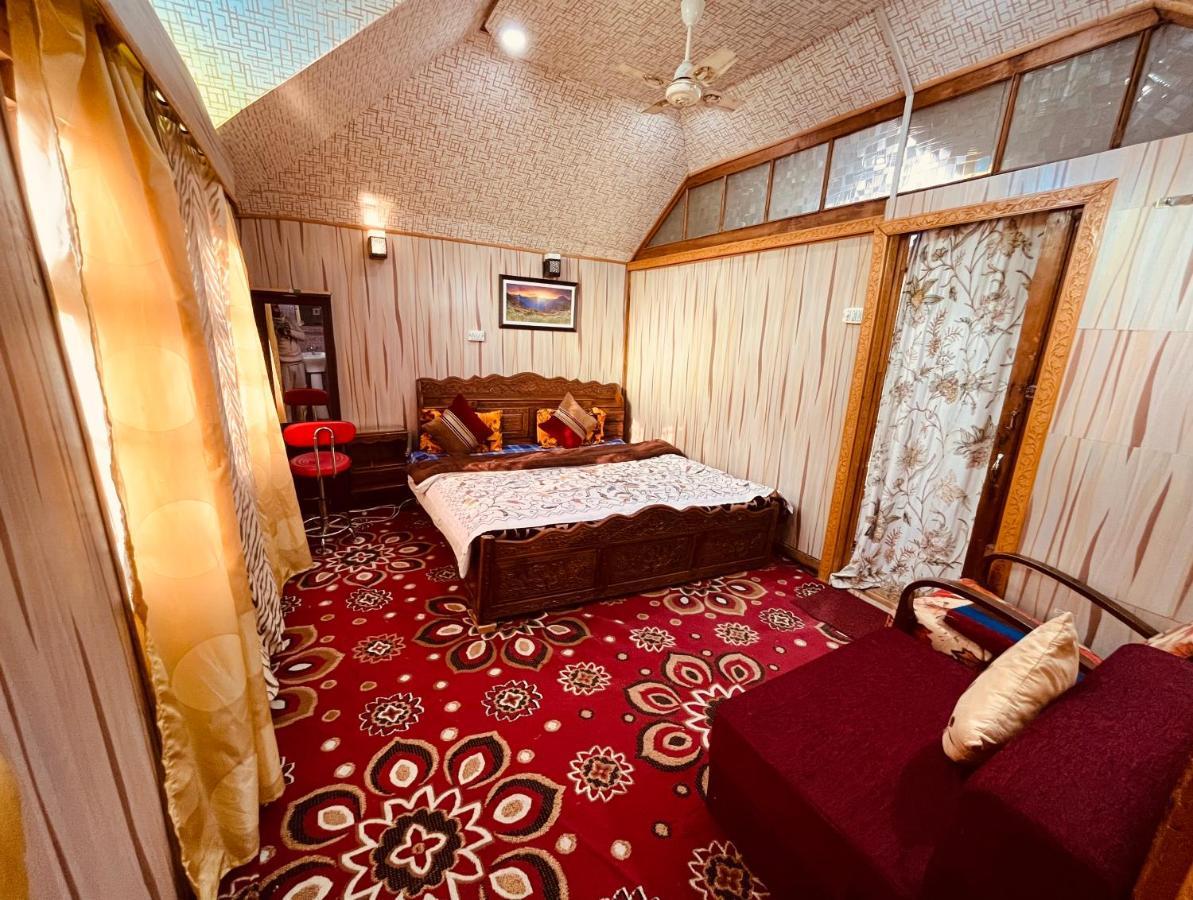 Young Shahzada Group Of Houseboats Srinagar  Exterior photo
