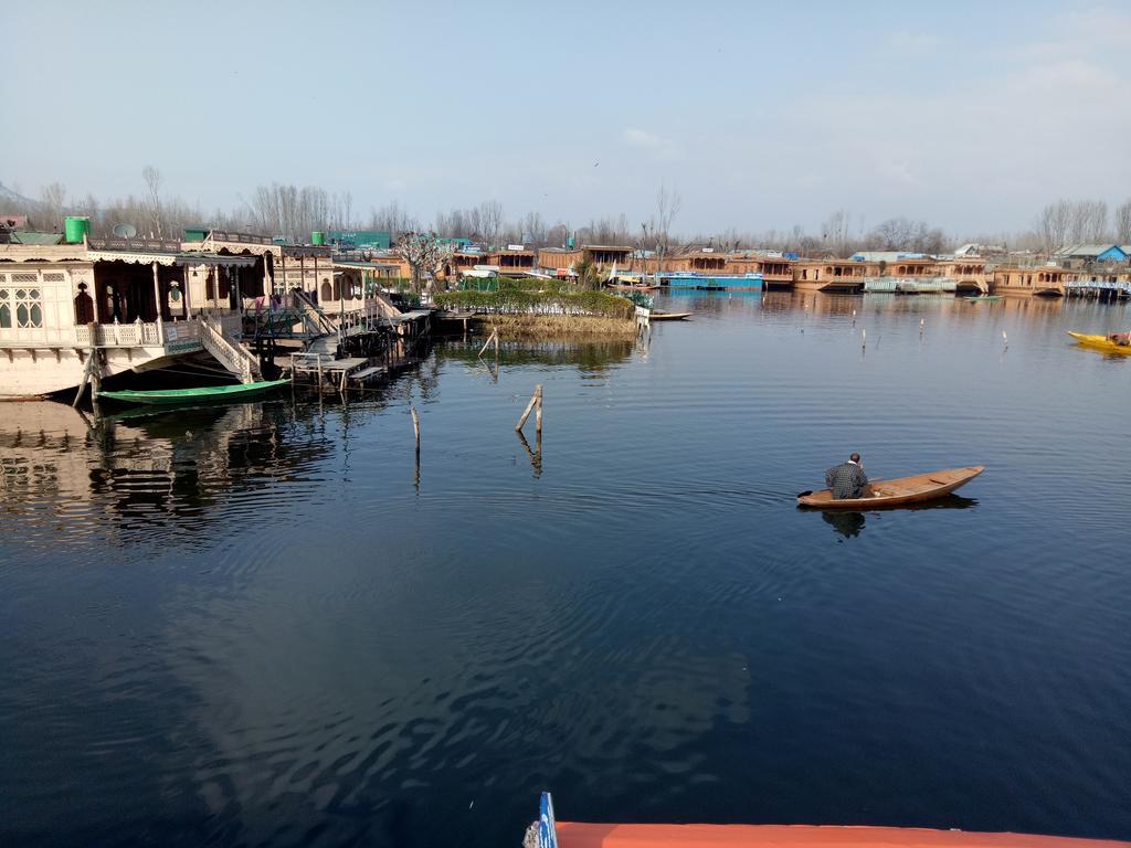 Young Shahzada Group Of Houseboats Srinagar  Exterior photo